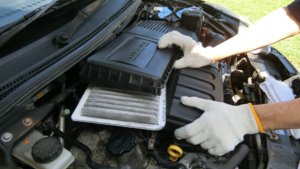 自動車の車検を行っている