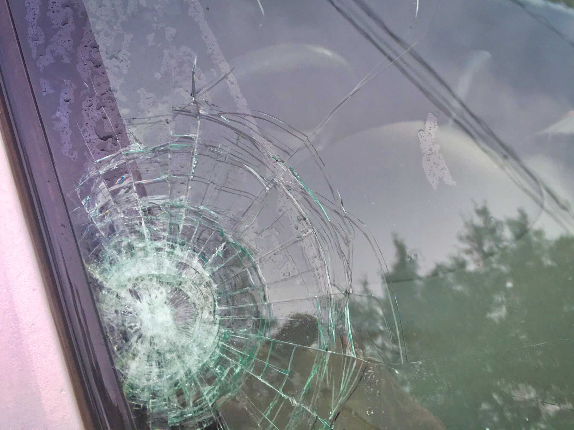 自動車のフロントガラスがクモの巣状に割れている