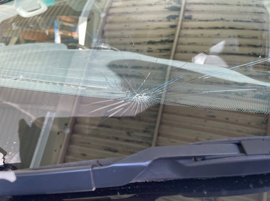 フロントガラスにクモの巣状のひびがアイった車