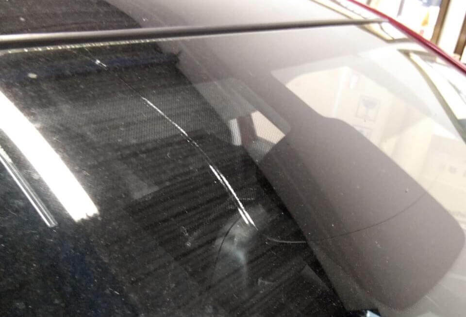 プジョーのフロントガラス交換・修理（リペア）の施工事例1